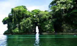 Isla_de_los_Pajaros_Bocas_del_Toro_Panama.jpg