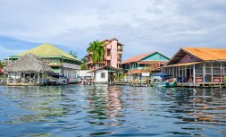 del-toro-bocas-на-двоеточии-isla-в-панаме-со-своими-портовым-районом-и-t-111722428.jpg
